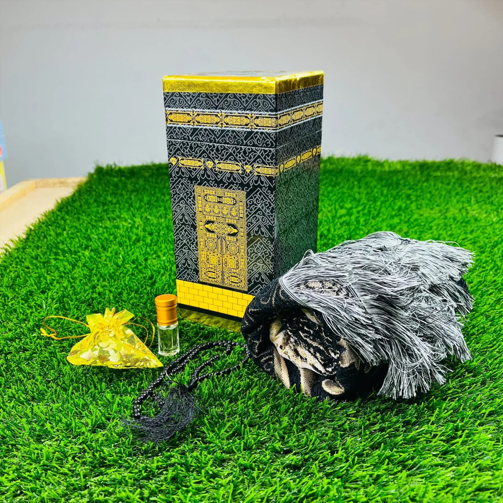 প্রিমিয়াম বক্স সহ নামাজ চাদর, তাসবিহ ও আতর গিফট প্যাক